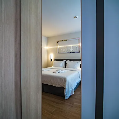 מלון דירות Local Urban Living 4*