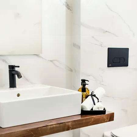 מלון דירות Local Urban Living 4*